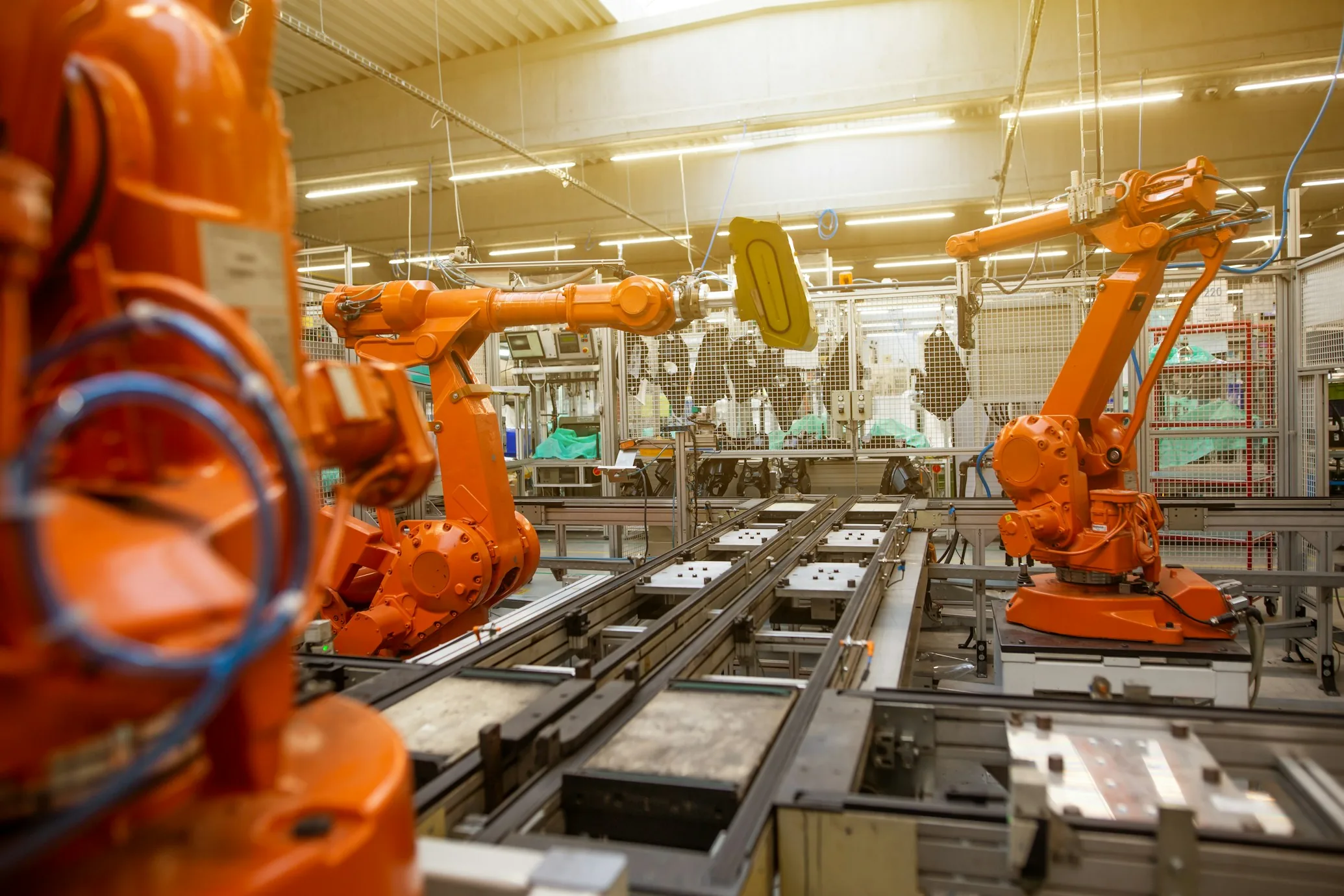 Dây chuyền sản xuất gồm robot công nghiệp màu cam, ảnh minh họa ngành robot
